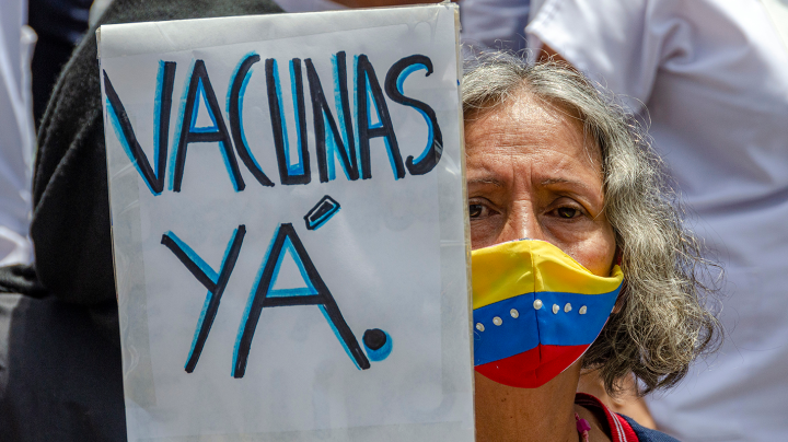 Leaders of health and opposition unions mobilized this Saturday in Caracas to demand a massive vaccination plan against covid-19 for the entire population, with priority given to doctors and nurses. Photo by: Jimmy Villalta/VWPics/Universal Images Group via Getty Images