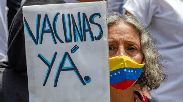 Leaders of health and opposition unions mobilized this Saturday in Caracas to demand a massive vaccination plan against covid-19 for the entire population, with priority given to doctors and nurses. Photo by: Jimmy Villalta/VWPics/Universal Images Group via Getty Images