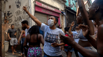 Residentes protest after a police operation against alleged drug traffickers at the Jacarezinho favela in Rio de Janeiro, Brazil, on May 06, 2021. Photo by MAURO PIMENTEL/AFP via Getty Images