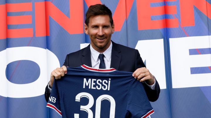 PARIS, FRANCE - AUGUST 11: Lionel Messi poses with his jersey after a press conference where he was unveiled as a Paris Saint-Germain player at Parc des Princes on August 11, 2021 in Paris, France. (Photo by Antoine Gyori/ Corbis via Getty Images)