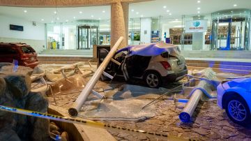 Damaged cars at the door of Emporio Hotel after a magnitude 7.1 earthquake hit yesterday close to 9:00 pm on September 07, 2021 in Acapulco, Mexico. The epicenter was located 14 kilometer southeast of Acapulco and over 150 replicas followed through the night. So far authorities confirmed one dead.