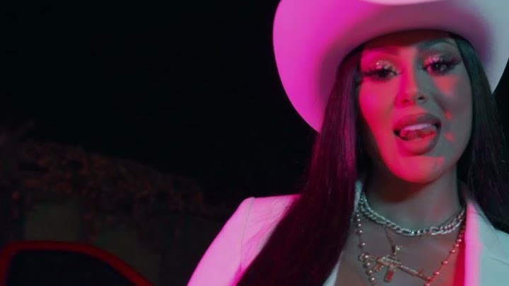 Jenny69 in her music video for "La 69"