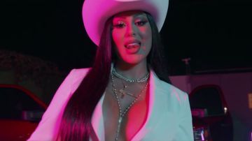 Jenny69 in her music video for "La 69"
