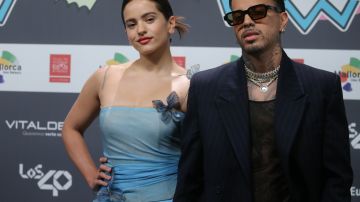 PALMA DE MALLORCA, SPAIN - NOVEMBER 12: Rosalia and Rauw attend 'Los40 Music Awards' Photocall on November 12, 2021 in Palma de Mallorca, Spain. (Photo by Isabel Infantes/Getty Images)