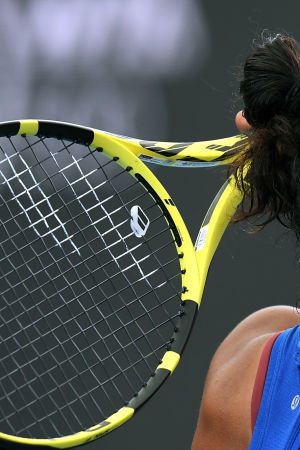 ADELAIDE, AUSTRALIA - JANUARY 06: Leylah Fernandez of Canada hits a forehand in her match against Iga Swiatek of Poland during day five of the 2022 Adelaide International at Memorial Drive on January 06, 2022 in Adelaide, Australia. (Photo by Mark Brake/Getty Images)
