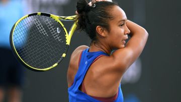 ADELAIDE, AUSTRALIA - JANUARY 06: Leylah Fernandez of Canada hits a forehand in her match against Iga Swiatek of Poland during day five of the 2022 Adelaide International at Memorial Drive on January 06, 2022 in Adelaide, Australia. (Photo by Mark Brake/Getty Images)