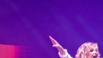 MEXICO CITY, MEXICO - JULY 30: Ilse and Mimi, former members of the group Flans, sang hits from that group, during a drive-in concert on July 30, 2020 in Mexico City, Mexico. The show presented by Ilse and Mimi is the first one of this type in Mexico City since the beginning of the Coronavirus (Covid-19) pandemic. (Photo by Medios y Media/Getty Images)