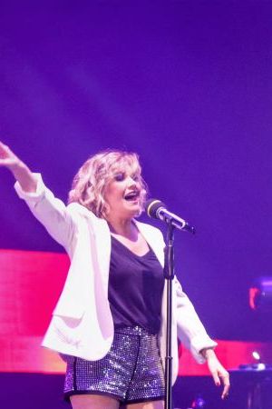 MEXICO CITY, MEXICO - JULY 30: Ilse and Mimi, former members of the group Flans, sang hits from that group, during a drive-in concert on July 30, 2020 in Mexico City, Mexico. The show presented by Ilse and Mimi is the first one of this type in Mexico City since the beginning of the Coronavirus (Covid-19) pandemic. (Photo by Medios y Media/Getty Images)