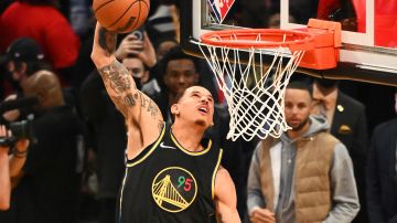CLEVELAND, OHIO - FEBRUARY 19: Juan Toscano-Anderson #95 of the Golden State Warriors dunks the ball during the AT&T Slam Dunk Contest as part of the 2022 NBA All Star Weekend at Rocket Mortgage Fieldhouse on February 19, 2022 in Cleveland, Ohio. NOTE TO USER: User expressly acknowledges and agrees that, by downloading and or using this photograph, User is consenting to the terms and conditions of the Getty Images License Agreement. (Photo by Jason Miller/Getty Images)
