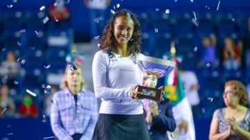 MONTERREY, MEXICO - MARCH 06: Leylah Fernandez of Canada celebrates with the champions trophy after winning the singles final match as part of the GNP Seguros WTA Monterrey Open 2022 Final on March 6, 2022 in Monterrey, Mexico. (Photo by Gonzalo Gonzalez/Jam Media/Getty Images)