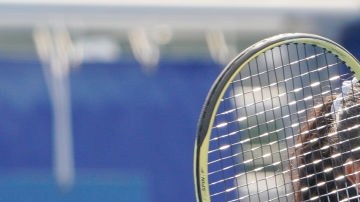 DELRAY BEACH, FL - FEBRUARY 13: Leylah Fernandez (CAN) competes during an exhibition match at the ATP Delray Beach Open on February 13, 2022, at the Delray Beach Stadium & Tennis Center in Delray Beach, Florida.(Photo by Aaron Gilbert/Icon Sportswire via Getty Images)