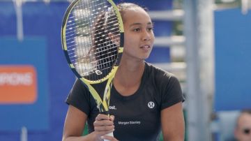 DELRAY BEACH, FL - FEBRUARY 13: Leylah Fernandez (CAN) competes during an exhibition match at the ATP Delray Beach Open on February 13, 2022, at the Delray Beach Stadium & Tennis Center in Delray Beach, Florida.(Photo by Aaron Gilbert/Icon Sportswire via Getty Images)
