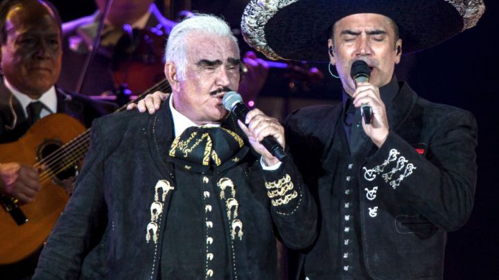MEXICO CITY, MEXICO - APRIL 16: Vicente Fernández and his son Alejandro Fernández performing during his last live concert of artistic career at 'Estadio Azteca', on April 16, 2016 in Mexico City, Mexico. (Photo by Medios y Media/Getty Images)
