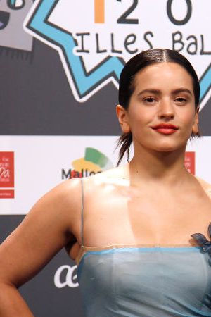 PALMA DE MALLORCA MAJORCA, SPAIN - NOVEMBER 12: The singers Rosalia and Rauw Alejandro, pose at the photocall of the 40 Music Awards 2021 at the Veledrom de Palma, on 12 November, 2021 in Palma de Mallorca, Mallorca, Balearic Islands, Spain. The final gala of the 40 Music Awards brings together prominent national and international artists and numerous guests from the fields of culture, sport, fashion and society. The aim of the event, which sold out in two hours, is to find out who are the best artists of the year. Los40 close with LOS40 MUSIC AWARDS, the 40 days of music with which they have filled several emblematic spaces of the Balearic Islands with music. (Photo By Isaac Buj/Europa Press via Getty Images)