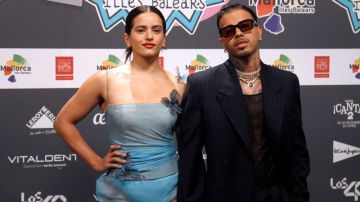 PALMA DE MALLORCA MAJORCA, SPAIN - NOVEMBER 12: The singers Rosalia and Rauw Alejandro, pose at the photocall of the 40 Music Awards 2021 at the Veledrom de Palma, on 12 November, 2021 in Palma de Mallorca, Mallorca, Balearic Islands, Spain. The final gala of the 40 Music Awards brings together prominent national and international artists and numerous guests from the fields of culture, sport, fashion and society. The aim of the event, which sold out in two hours, is to find out who are the best artists of the year. Los40 close with LOS40 MUSIC AWARDS, the 40 days of music with which they have filled several emblematic spaces of the Balearic Islands with music. (Photo By Isaac Buj/Europa Press via Getty Images)
