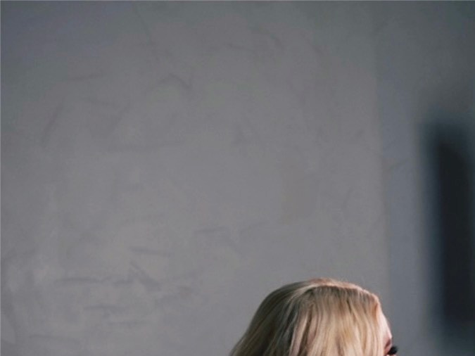 Christina Aguilera playing Mario Kart 8