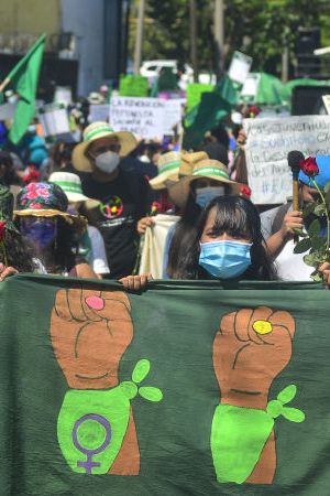 SAN SALVADOR, EL SALVADOR - SEPTEMBER 28: Women hold signs and chant slogans as they march to the Legislative Assembly during a demonstration to demand legal abortion on September 28, 2021 in San Salvador, El Salvador. President of El Salvador, Nayib Bukele, withdrew from the constitutional reform proposal, drawn up by his government, legalizing therapeutic abortion and same-sex marriage. (Photo by Roque Alvarenga/APHOTOGRAFIA/Getty Images)