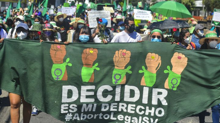 SAN SALVADOR, EL SALVADOR - SEPTEMBER 28: Women hold signs and chant slogans as they march to the Legislative Assembly during a demonstration to demand legal abortion on September 28, 2021 in San Salvador, El Salvador. President of El Salvador, Nayib Bukele, withdrew from the constitutional reform proposal, drawn up by his government, legalizing therapeutic abortion and same-sex marriage. (Photo by Roque Alvarenga/APHOTOGRAFIA/Getty Images)