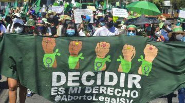 SAN SALVADOR, EL SALVADOR - SEPTEMBER 28: Women hold signs and chant slogans as they march to the Legislative Assembly during a demonstration to demand legal abortion on September 28, 2021 in San Salvador, El Salvador. President of El Salvador, Nayib Bukele, withdrew from the constitutional reform proposal, drawn up by his government, legalizing therapeutic abortion and same-sex marriage. (Photo by Roque Alvarenga/APHOTOGRAFIA/Getty Images)