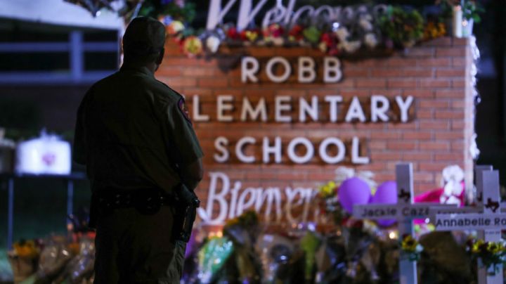 UVALDE,TEXAS, USA - MAY 25:Flowers are placed on a make shift memorial outside Robb Elementary School in Uvalde, Texas, on May 25, 2022. Texas state troopers outside Robb Elementary School 19 students and one teacher were killed during a massacre in a Texas elementary school, the deadliest US school shooting. (Photo by Yasin Ozturk/Anadolu Agency via Getty Images)