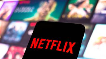 BRAZIL - 2022/02/03: In this photo illustration, the Netflix logo seen displayed on a smartphone screen. (Photo Illustration by Rafael Henrique/SOPA Images/LightRocket via Getty Images)