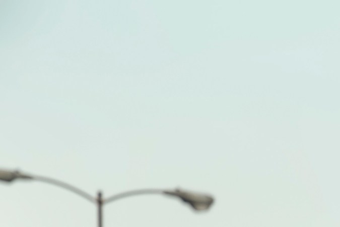 The Lincoln Lawyer. (L to R) Manuel Garcia-Rulfo as Mickey Haller, Jazz Raycole as Izzy in episode 102 of The Lincoln Lawyer. Cr. Lara Solanki/Netflix © 2022