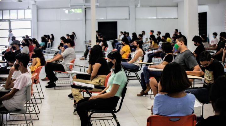 CANCUN, MEXICO - AUGUST 29: Students sit in a classroom as wait to take their entrance exam during an admission exam at CBTIS 111 on August 29, 2020 in Cancun, Mexico. Over 15,000 students sat for their high school admission exams of Quintana Roo. (Photo by Medios y Media/Getty Images)