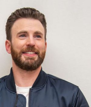 BEVERLY HILLS, CALIFORNIA - NOVEMBER 15: Chris Evans at the "Knives Out" Press Conference at the Four Seasons Hotel on November 15, 2019 in Beverly Hills, California. (Photo by Vera Anderson/WireImage)