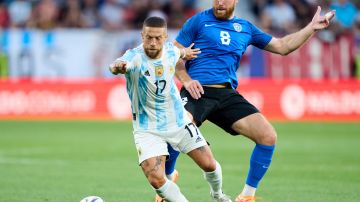 PAMPLONA, SPAIN - JUNE 05: Alejandro Papu Gomez of Argentina duels for the ball with Anier Henri of Estonia during the international friendly match between Argentina and Estonia at Estadio El Sadar on June 05, 2022 in Pamplona, Spain. (Photo by Juan Manuel Serrano Arce/Getty Images)