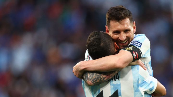 LONDON, ENGLAND - JUNE 01: Angel Di Maria of Argentina is congratulated by Lionel Messi scoring their side's second goal during the 2022 Finalissima match between Italy and Argentina at Wembley Stadium on June 01, 2022 in London, England. (Photo by Clive Rose/Getty Images)