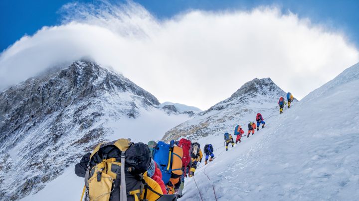 Nepal, Solo Khumbu, Everest, Sagamartha National Park, Roped team ascending, wearing oxigen masks - stock photo