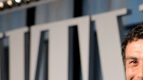BEVERLY HILLS, CALIFORNIA - MARCH 27: (L-R) Jwan Yosef and Ricky Martin attend the 2022 Vanity Fair Oscar Party hosted by Radhika Jones at Wallis Annenberg Center for the Performing Arts on March 27, 2022 in Beverly Hills, California. (Photo by Rich Fury/VF22/Getty Images for Vanity Fair)