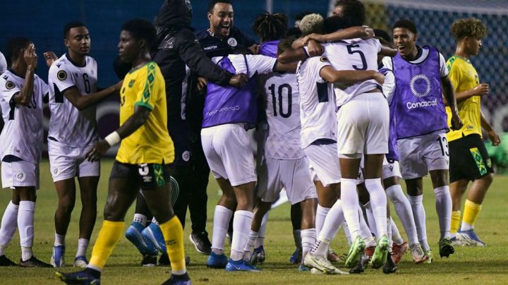 Dominican Republic's team members celebrate after winning the Concacaf U-20 World Cup quarterfinal football match against Jamaica at the Olimpico Metropolitano stadium in San Pedro Sula, Honduras, on June 29, 2022. (Photo by Orlando SIERRA / AFP) (Photo by ORLANDO SIERRA/AFP via Getty Images)