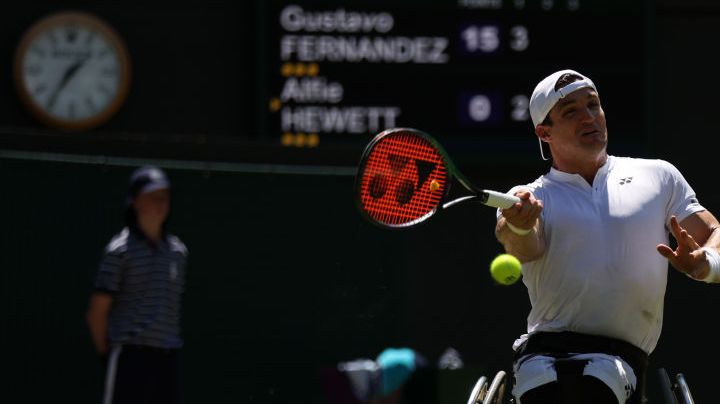 LONDON, ENGLAND - JULY 08: Gustavo Fernandez of Argentina plays a forehand against Alfie Hewett of Great Britain during their Wheelchair Singles Semi Final match on day twelve of The Championships Wimbledon 2022 at All England Lawn Tennis and Croquet Club on July 08, 2022 in London, England. (Photo by Julian Finney/Getty Images)
