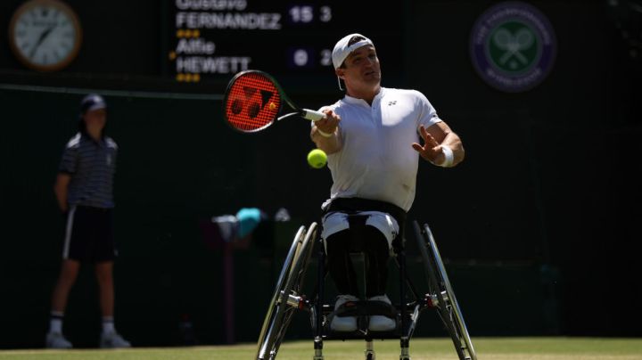 LONDON, ENGLAND - JULY 08: Gustavo Fernandez of Argentina plays a forehand against Alfie Hewett of Great Britain during their Wheelchair Singles Semi Final match on day twelve of The Championships Wimbledon 2022 at All England Lawn Tennis and Croquet Club on July 08, 2022 in London, England. (Photo by Julian Finney/Getty Images)