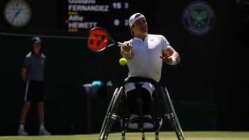 LONDON, ENGLAND - JULY 08: Gustavo Fernandez of Argentina plays a forehand against Alfie Hewett of Great Britain during their Wheelchair Singles Semi Final match on day twelve of The Championships Wimbledon 2022 at All England Lawn Tennis and Croquet Club on July 08, 2022 in London, England. (Photo by Julian Finney/Getty Images)