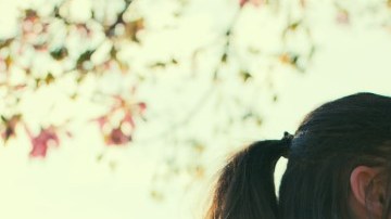 Purple Hearts. (L to R) Sofia Carson as Cassie, Nicholas Galitzine as Luke in Purple Hearts. Cr. Courtesy of Netflix © 2022.