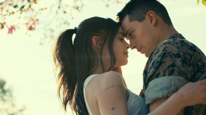 Purple Hearts. (L to R) Sofia Carson as Cassie, Nicholas Galitzine as Luke in Purple Hearts. Cr. Courtesy of Netflix © 2022.