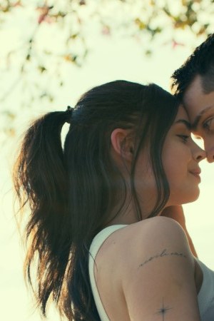 Purple Hearts. (L to R) Sofia Carson as Cassie, Nicholas Galitzine as Luke in Purple Hearts. Cr. Courtesy of Netflix © 2022.