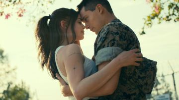 Purple Hearts. (L to R) Sofia Carson as Cassie, Nicholas Galitzine as Luke in Purple Hearts. Cr. Courtesy of Netflix © 2022.