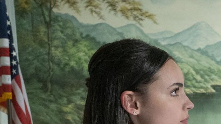 Purple Hearts. (L to R) Sofia Carson as Cassie, Nicholas Galitzine as Luke in Purple Hearts. Cr. Mark Fellman/Netflix © 2022.