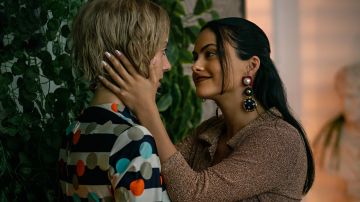 DO REVENGE - (L-R) Maya Hawke as Eleanor and Camila Mendes as Drea in Do Revenge. Cr. Kim Simms/Netflix © 2022.