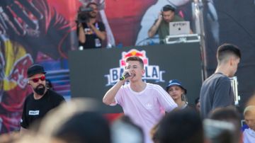 BARCELONA, SPAIN - MAY 28: Rapper MOUNTS makes freestyle verses during the event on May 28, 2022 in Barcelona, Spain. (Photo by Manuel Medir/Getty Images)