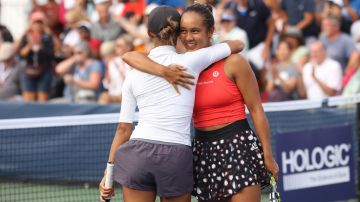 TORONTO, ON - AUGUST 9 - Leylah Fernandez, right, celebrates with her sister Bianca Fernandez as they defeat Kristen Flipkens and Sara Sorribes Tormo in doubles on Court 1 at the National Bank Open presented by Rogers at Sobey's Stadium at York University in Toronto. August 9, 2022. (Steve Russell/Toronto Star via Getty Images)