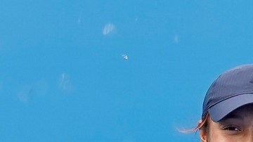 DELRAY BEACH, FL - FEBRUARY 13: Bianca Fernandez (CAN) and Leylah Fernandez (CAN) pose together after an exhibition match at the ATP Delray Beach Open on February 13, 2022, at the Delray Beach Stadium & Tennis Center in Delray Beach, Florida.(Photo by Aaron Gilbert/Icon Sportswire via Getty Images)