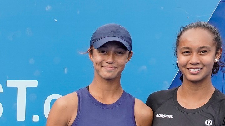 DELRAY BEACH, FL - FEBRUARY 13: Bianca Fernandez (CAN) and Leylah Fernandez (CAN) pose together after an exhibition match at the ATP Delray Beach Open on February 13, 2022, at the Delray Beach Stadium & Tennis Center in Delray Beach, Florida.(Photo by Aaron Gilbert/Icon Sportswire via Getty Images)