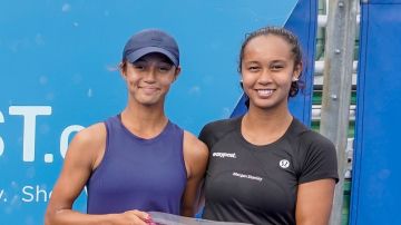 DELRAY BEACH, FL - FEBRUARY 13: Bianca Fernandez (CAN) and Leylah Fernandez (CAN) pose together after an exhibition match at the ATP Delray Beach Open on February 13, 2022, at the Delray Beach Stadium & Tennis Center in Delray Beach, Florida.(Photo by Aaron Gilbert/Icon Sportswire via Getty Images)