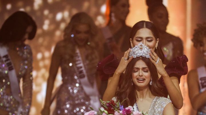 13 December 2021, Israel, Eilat: Miss India Harnaaz Sandhu reacts as she is crowned as Miss Universe during the 70th Miss Universe beauty pageant in Israel's southern Red Sea coastal city of Eilat. Photo: Ilia Yefimovich/dpa (Photo by Ilia Yefimovich/picture alliance via Getty Images)