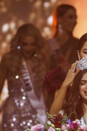 13 December 2021, Israel, Eilat: Miss India Harnaaz Sandhu reacts as she is crowned as Miss Universe during the 70th Miss Universe beauty pageant in Israel's southern Red Sea coastal city of Eilat. Photo: Ilia Yefimovich/dpa (Photo by Ilia Yefimovich/picture alliance via Getty Images)