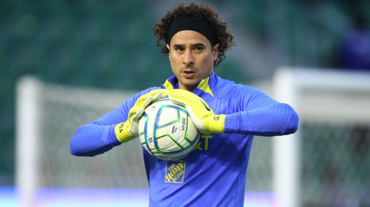 MAZATLAN, MEXICO - AUGUST 26: Guillermo Ochoa goalkeeper of America warms up prior the 11th round match between Mazatlan FC and America as part of the Torneo Apertura 2022 Liga MX at Kraken Stadium on August 26, 2022 in Mazatlan, Mexico. (Photo by Sergio Mejia/Getty Images)